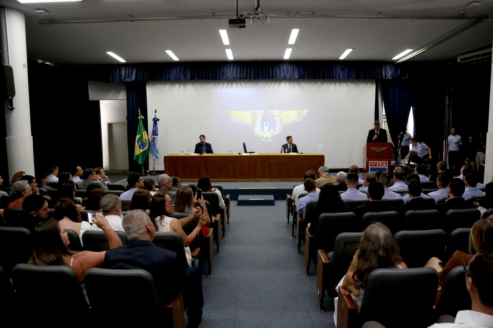Cerimônia de formatura no auditório do ITA