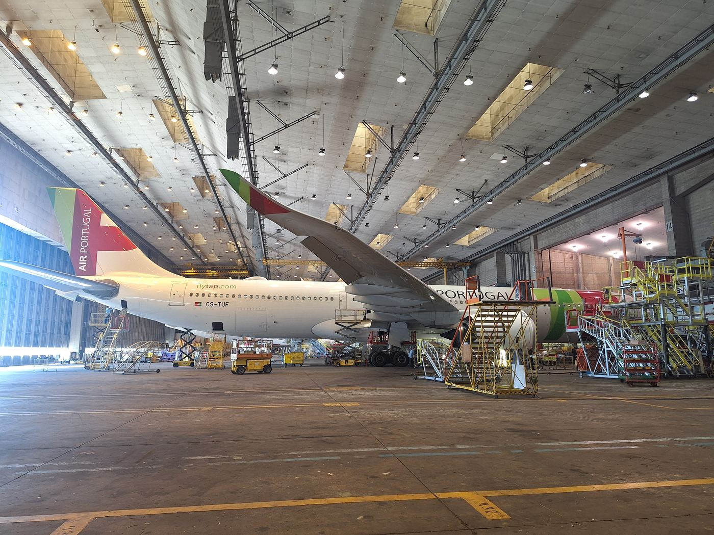 Aeronave em manutenção de base em hangar